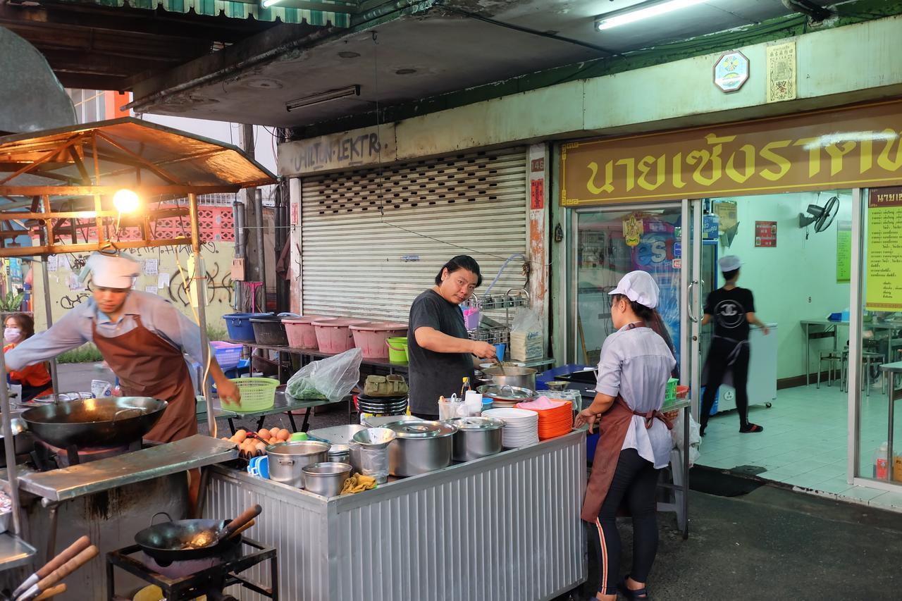 Baan Paan Sook Unitato Hostel Bangkok Buitenkant foto