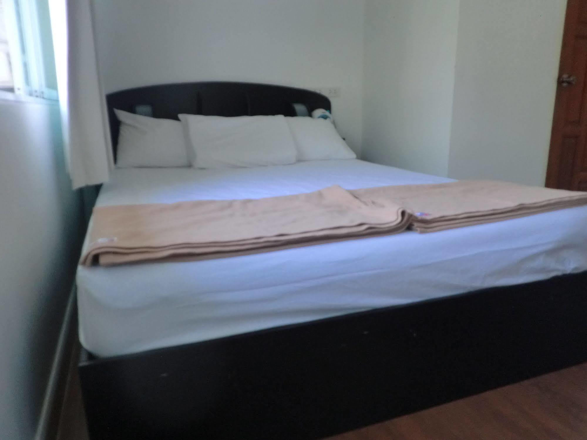Baan Paan Sook Unitato Hostel Bangkok Buitenkant foto